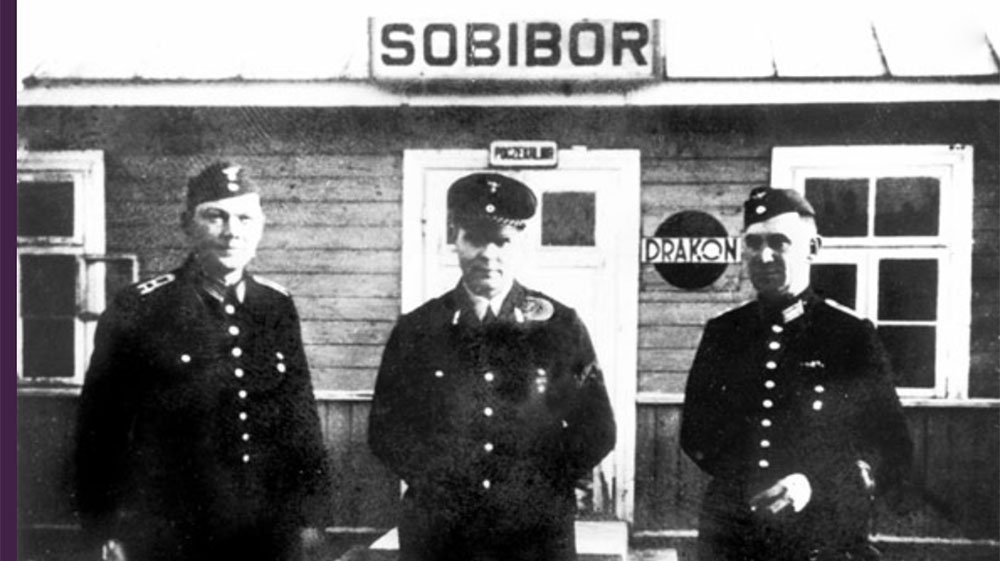 Spoorwegpersoneel voor het stationnetje van Sobibor